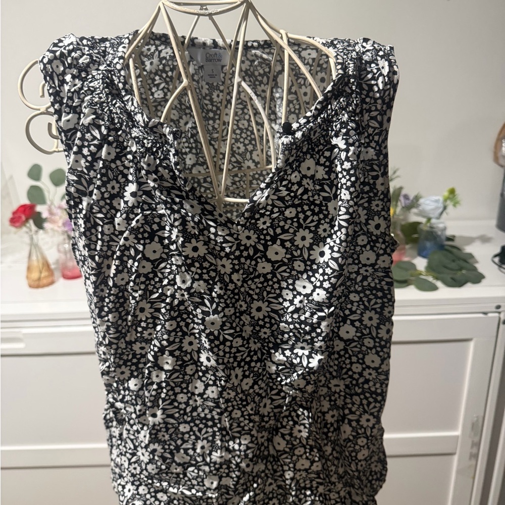 croft & barrow Black and White Floral V-Neck Sleeveless Top